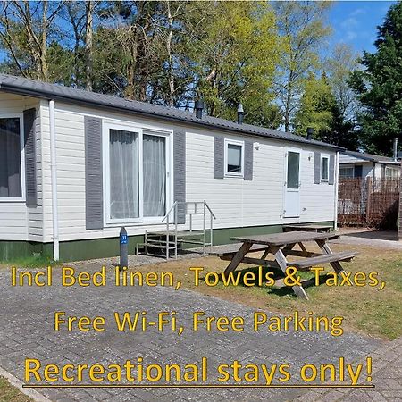 Modern En Chic Chalet Tot 4 Personen Op De Veluwe Recreatiepark De Oude Driest プッテン エクステリア 写真